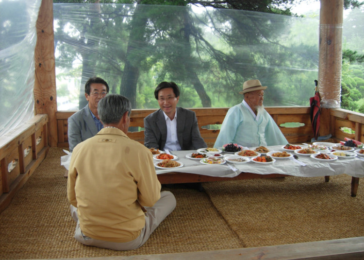 질음식으로 준비된 점심