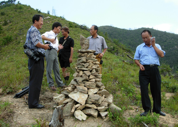 깍바지골 쉼터에 조성되 돌탑