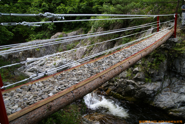 위에서 바라본 모습인데요 안전하고 주위경관과도 잘 어울리고 있습니다. 