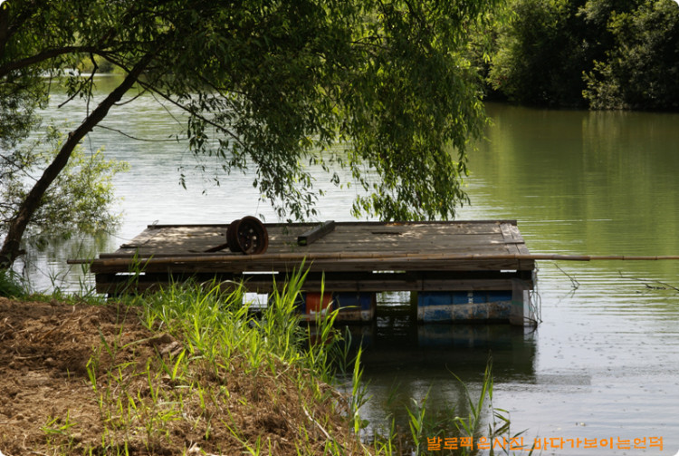 마을에서 만든 뗏목
