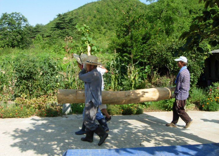 기둥을 옮기는 모습이 힘들게만 느껴지네요..