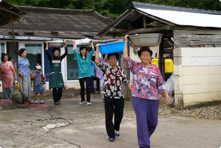 질음식들이 행사장을 향해 출발합니다. 