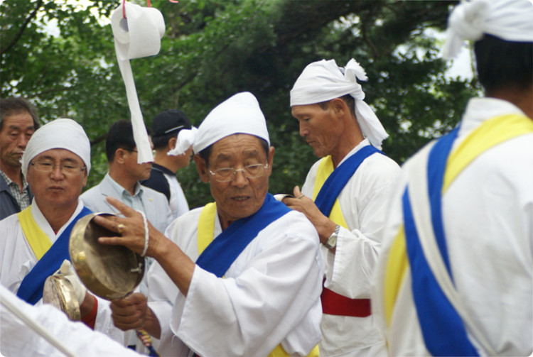 신명으로 오늘을 흥겹게 열었습니다.