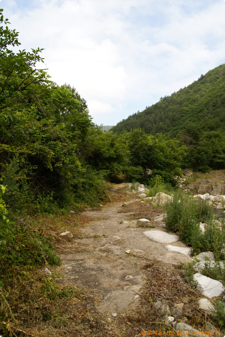 계곡을 따라 예전에 다니던 길을 복원하였습니다. 