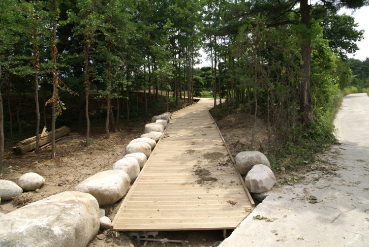 보도는 대부분 완성되어가고 있습니다. 