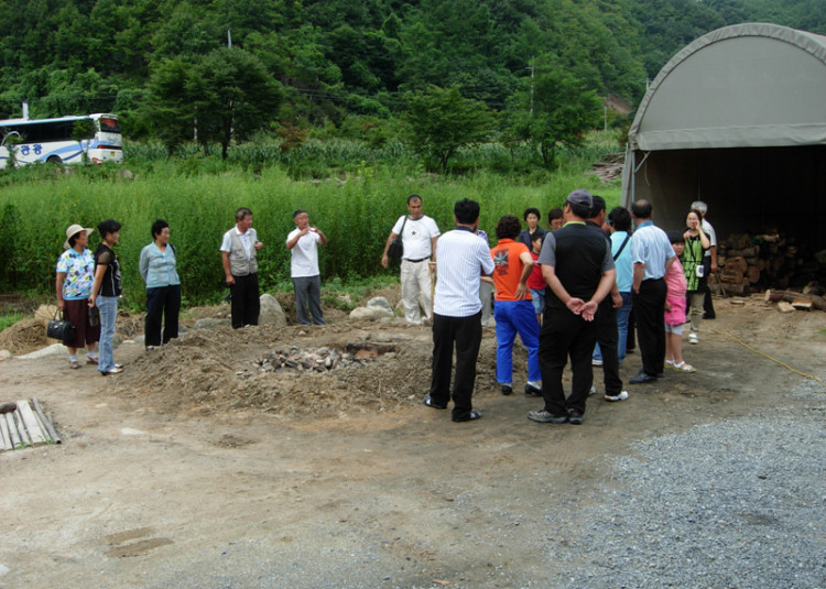마을에서 운영하는 프로그램에 대한 설명을 들으며...