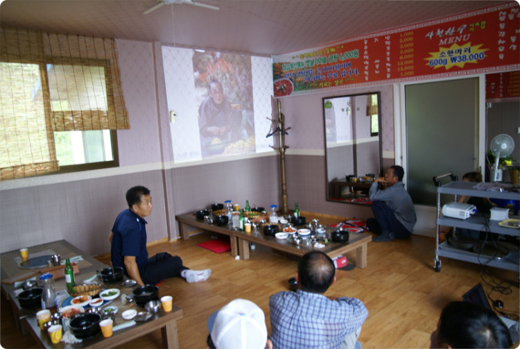 식당 벽에다 바로 영상을 비추어