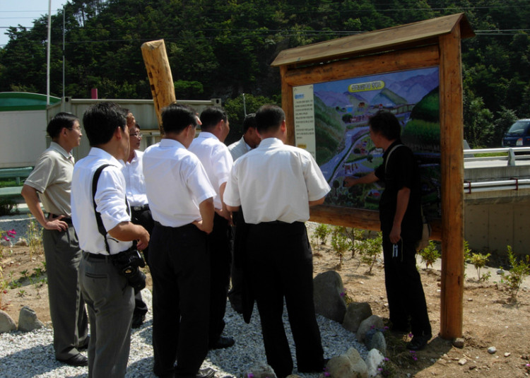 마을에 대한 설명을 하고 계신 손원열 반장