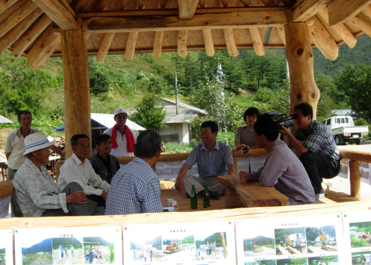 정자에 모인 마을 주민들