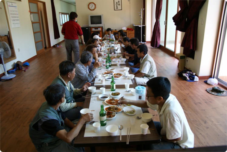 매일 부녀회에서 준비해주시는 밥을 함게 먹는다고~~