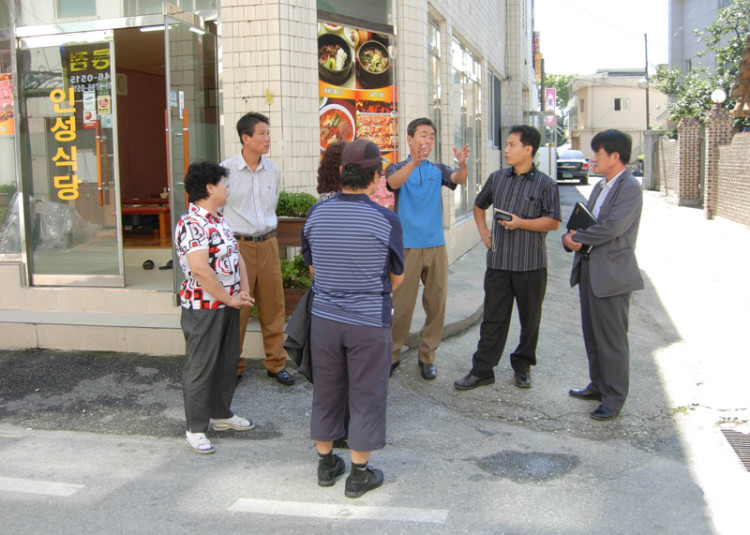 현장에서 전문가에게 주민들의 생각도 전해주고